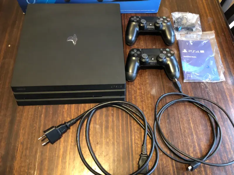 Consola Sony PS4 Pro 1TB con dos controles - 4
