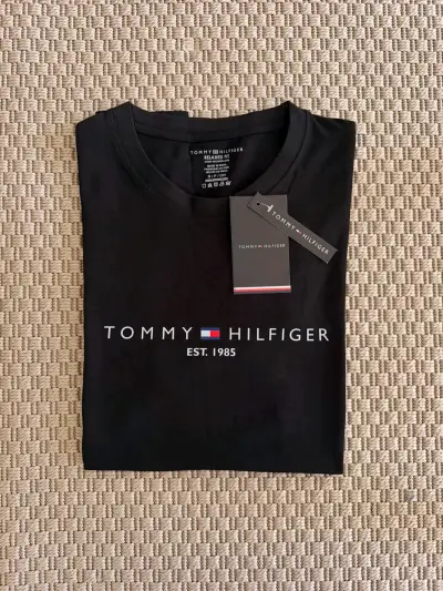 Polera Negra Tommy Hilfiger Relaxed Fit - miniatura 1