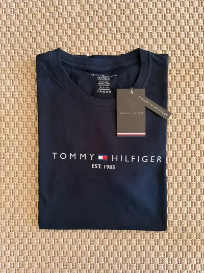 Polera Negra Tommy Hilfiger Relaxed Fit - miniatura 2