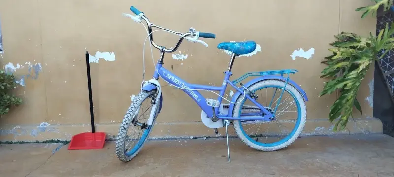 Bicicleta infantil azul con diseño llamativo - 1