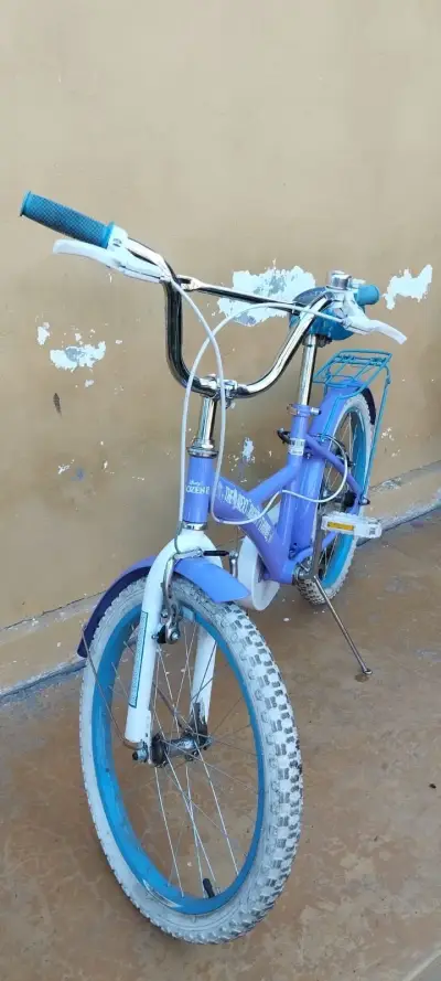 Bicicleta infantil azul con diseño llamativo - miniatura 3