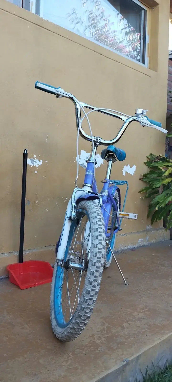 Bicicleta infantil azul con diseño llamativo - 4
