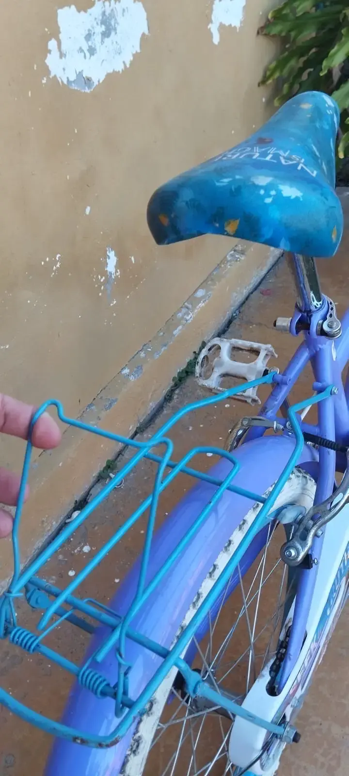 Bicicleta infantil azul con diseño llamativo - 5