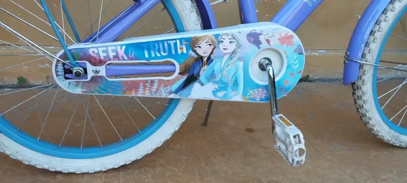 Bicicleta infantil azul con diseño llamativo - 6