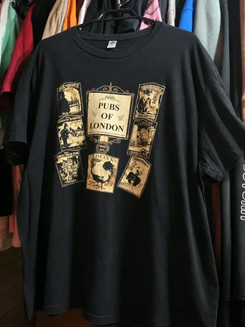 Polera negra con diseño Pubs of London