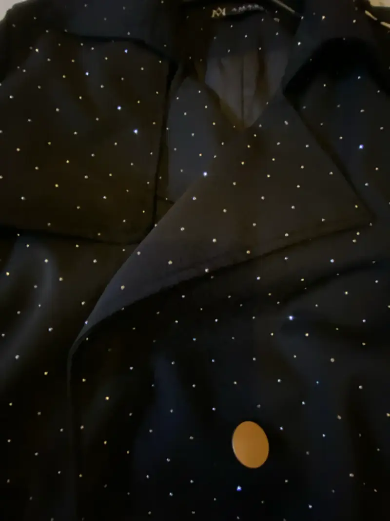 Abrigo negro con puntos brillantes y cinturón - 5