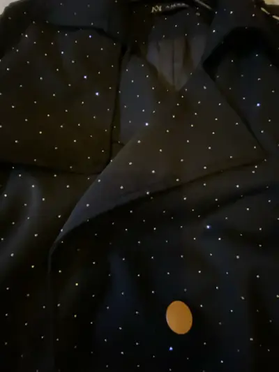 Abrigo negro con puntos brillantes y cinturón - miniatura 5