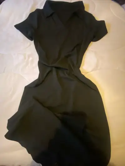 Vestido negro elegante para mujer - miniatura 1