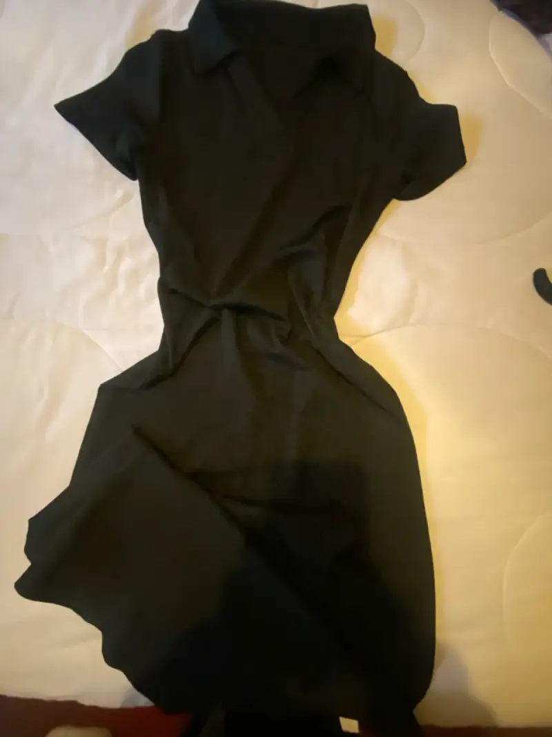 Vestido negro elegante para mujer - 3