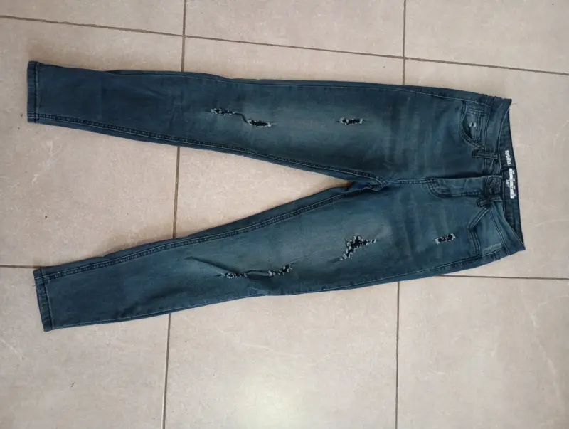 Jeans ajustados desgastados para hombre