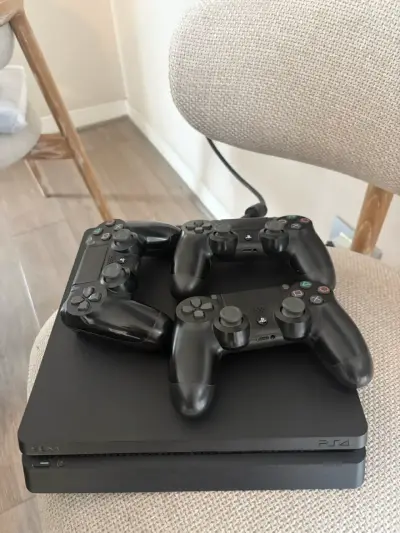 Consola PS4 con tres controles DualShock 4 - miniatura 1