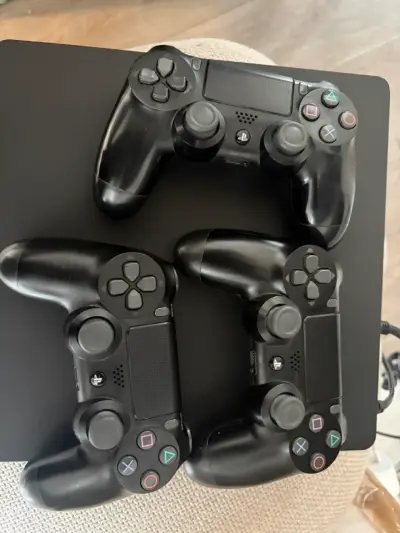 Consola PS4 con tres controles DualShock 4 - miniatura 2