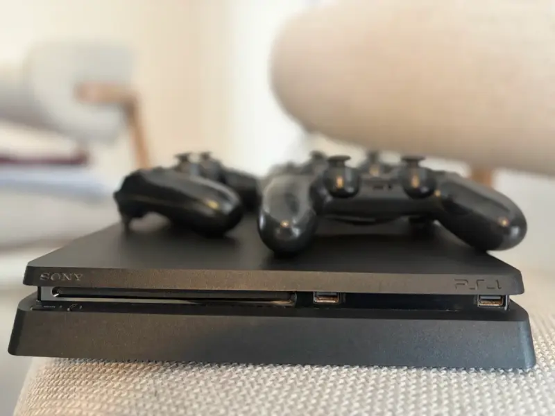 Consola PS4 con tres controles DualShock 4 - 3