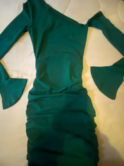 Vestido verde con mangas acampanadas - miniatura 1