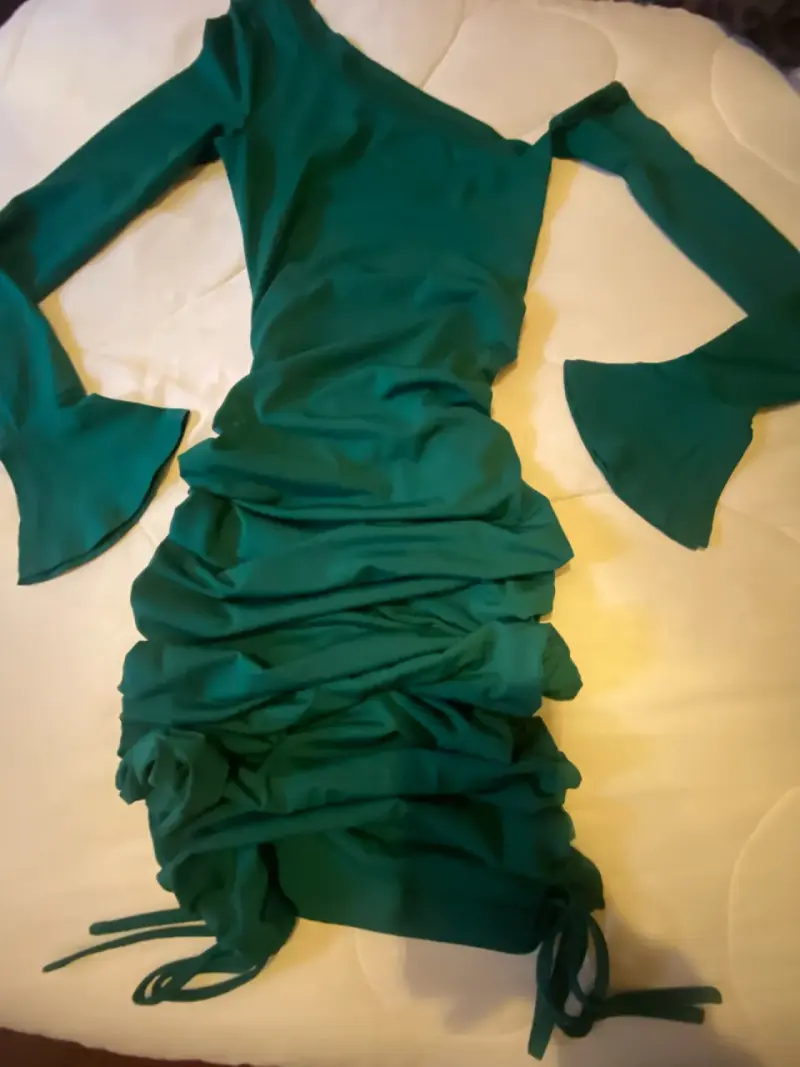 Vestido verde con mangas acampanadas - 2