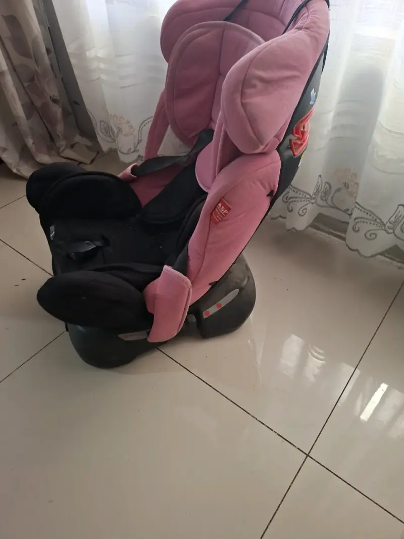 Silla de auto para bebé color rosado - 2