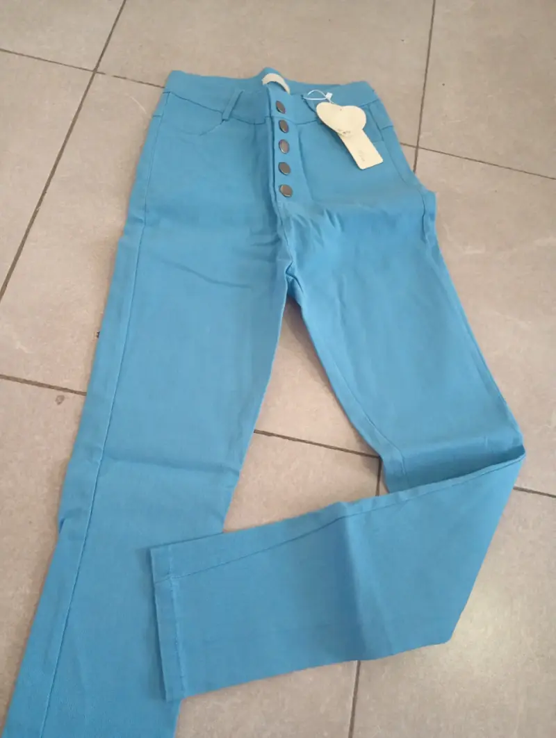 Pantalones azules de mujer con botones decorativos - 1