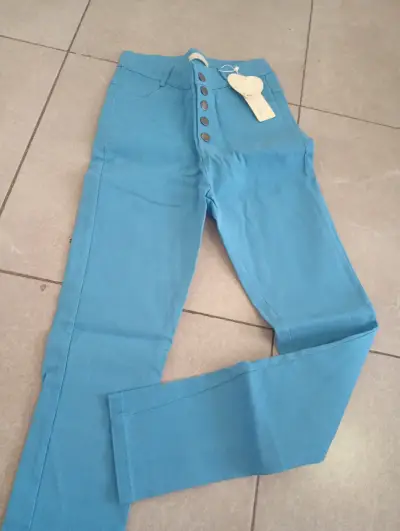 Pantalones azules de mujer con botones decorativos - miniatura 1