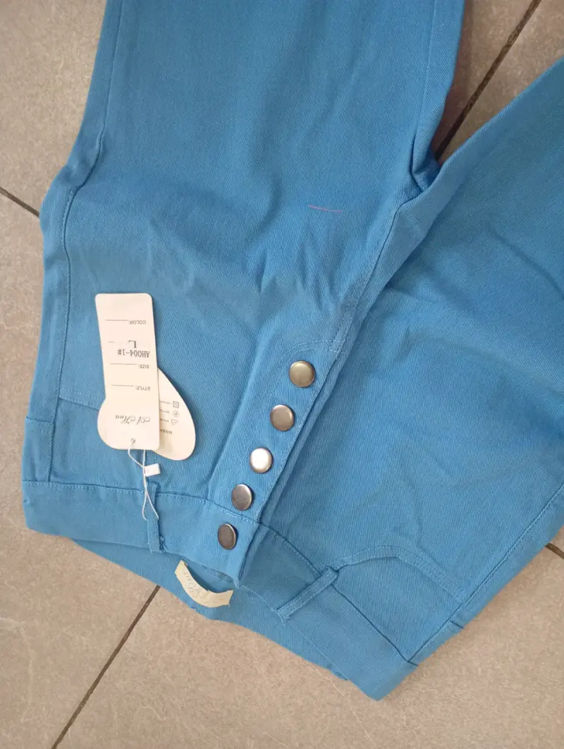 Pantalones azules de mujer con botones decorativos - 2