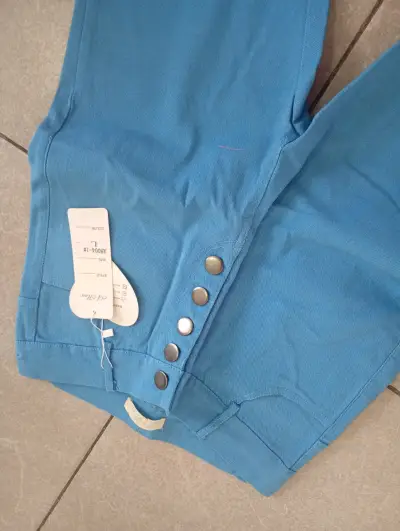 Pantalones azules de mujer con botones decorativos - miniatura 2