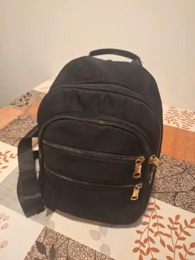 Mochila negra con múltiples bolsillos y correas ajustables - miniatura 1