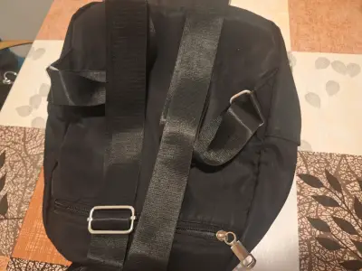 Mochila negra con múltiples bolsillos y correas ajustables - miniatura 2