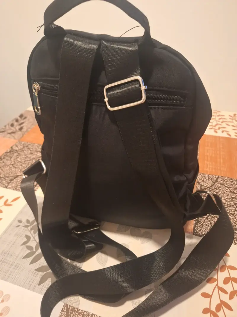 Mochila negra con múltiples bolsillos y correas ajustables - 3