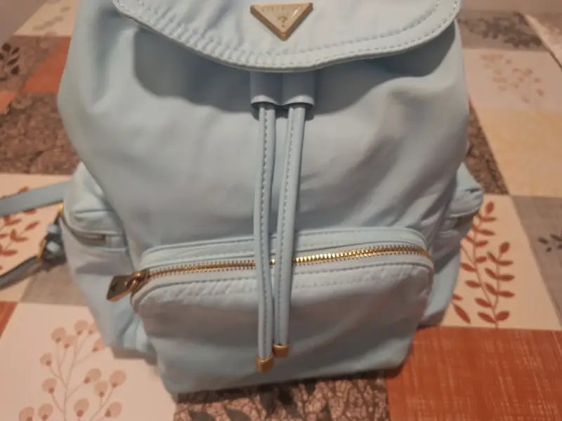 Mochila celeste Guess con bolsillos - 1