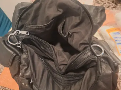 Bolso de cuero negro con múltiples bolsillos - miniatura 2