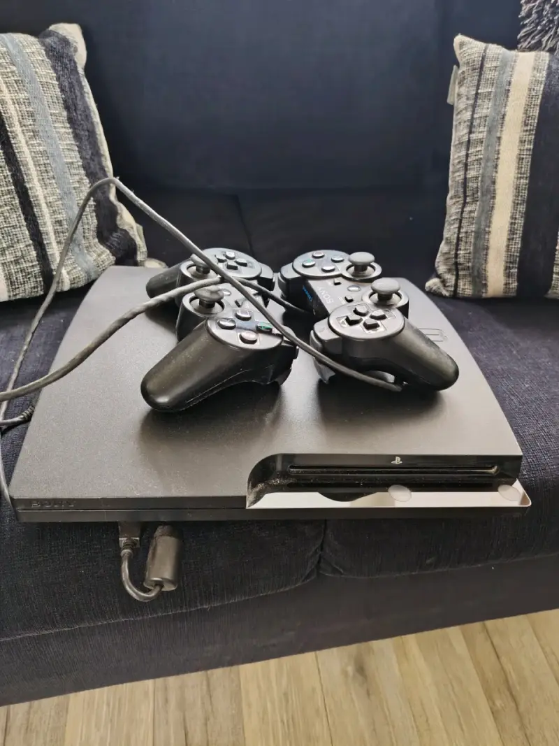Consola Sony PS3 con dos controles - 2