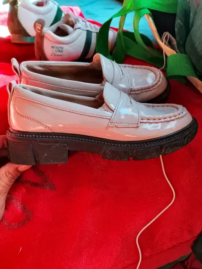 Zapatos mocasines blancos de charol para niña - miniatura 1