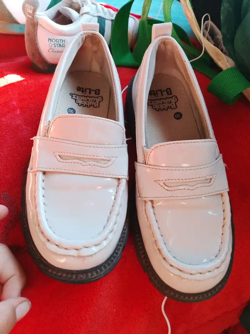 Zapatos mocasines blancos de charol para niña - 2