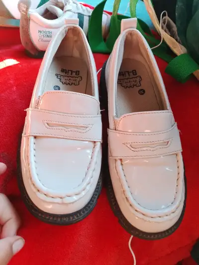 Zapatos mocasines blancos de charol para niña - miniatura 2
