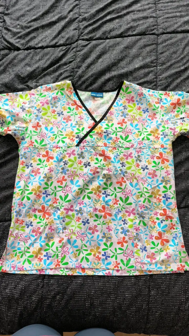 Conjunto de blusas médicas estampadas y lisas - 1