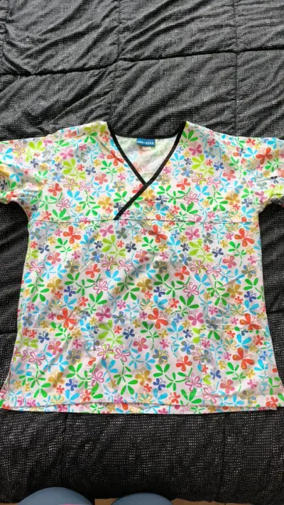 Conjunto de blusas médicas estampadas y lisas - miniatura 1