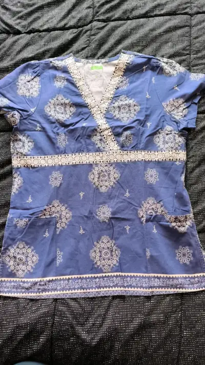 Conjunto de blusas médicas estampadas y lisas - miniatura 4