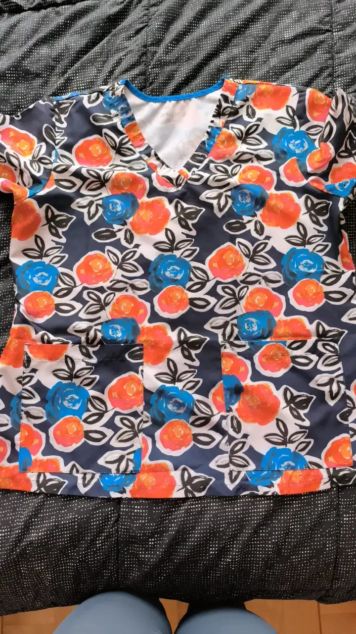 Conjunto de blusas médicas estampadas y lisas - 6