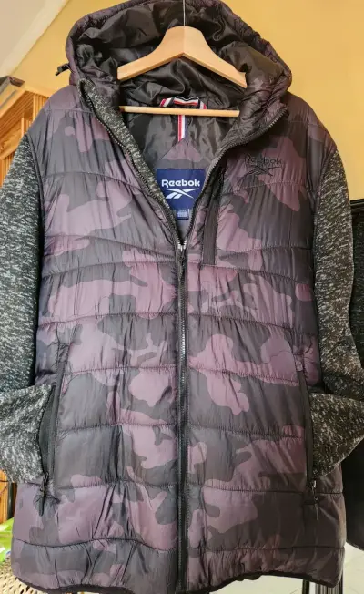 Chaqueta Reebok camuflada con capucha - miniatura 1