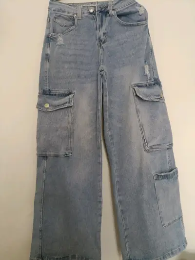 Jeans cargo anchos de mezclilla azul desgastado - miniatura 1