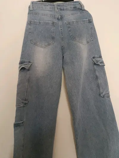 Jeans cargo anchos de mezclilla azul desgastado - miniatura 2