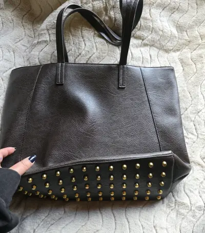 Bolso tote de cuero marrón con tachuelas doradas - miniatura 1
