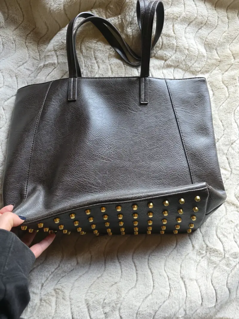 Bolso tote de cuero marrón con tachuelas doradas - 2