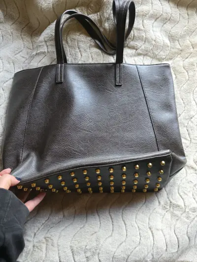 Bolso tote de cuero marrón con tachuelas doradas - miniatura 2