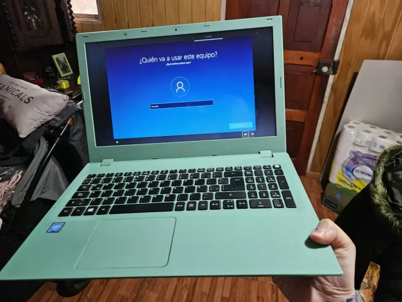Notebook Acer verde con cargador incluido - 3