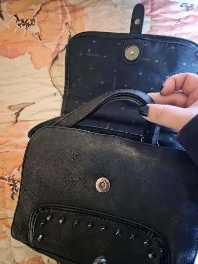 Bolso de mano negro con detalles metálicos - miniatura 1