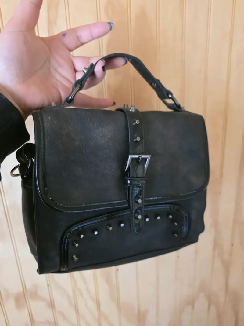 Bolso de mano negro con detalles metálicos - 2