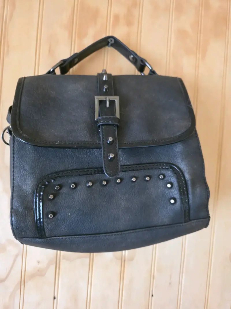 Bolso de mano negro con detalles metálicos - 3