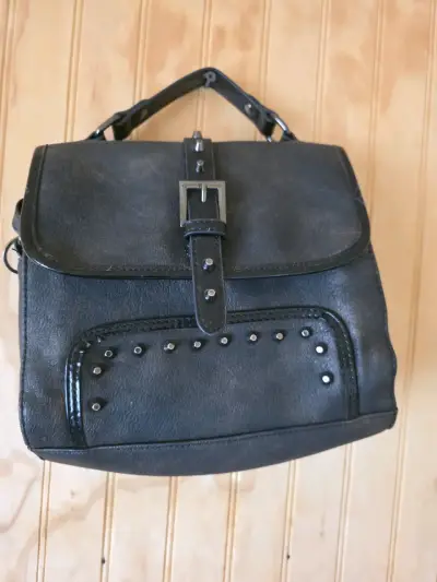 Bolso de mano negro con detalles metálicos - miniatura 3
