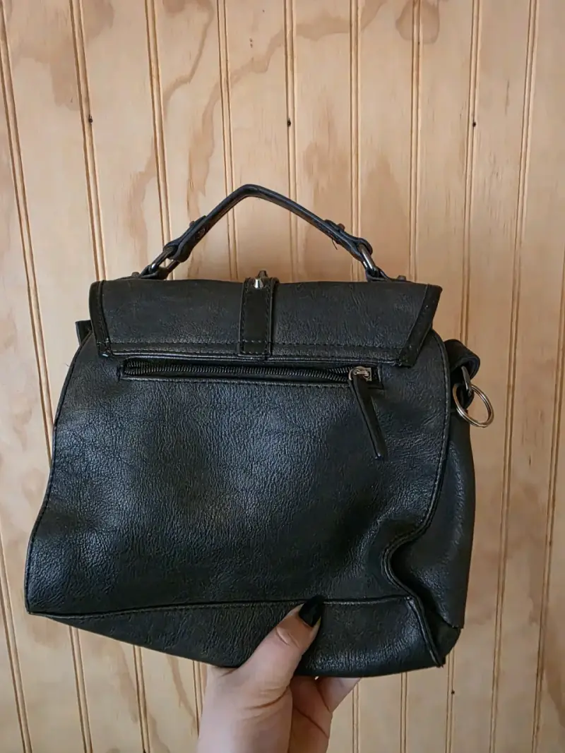 Bolso de mano negro con detalles metálicos - 4