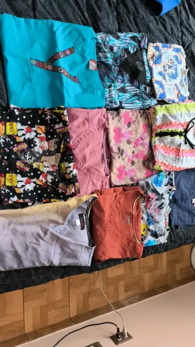 Lote de uniformes clínico para mujer en buen estad - miniatura 1